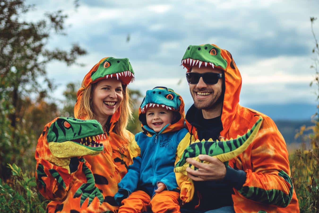 familia fantasiada de dinossauro